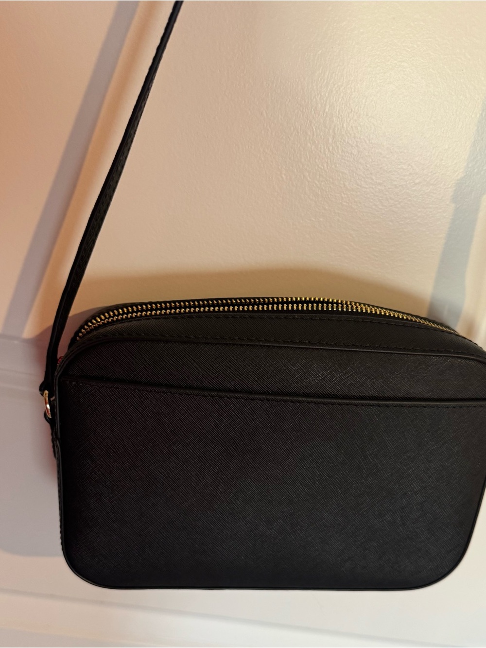 Jet Set Large Saffiano Crossbody bag with gold chain. - Picture 10 of 11